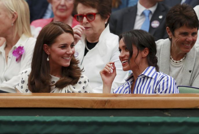 Meghan a Kate se na tenisovém zápase srdečně bavily.