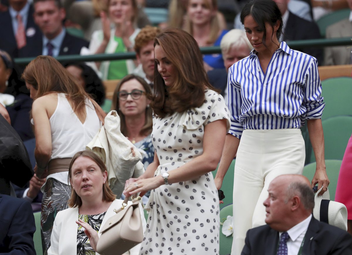 Meghan a Kate se na tenisovém zápase srdečně bavily.