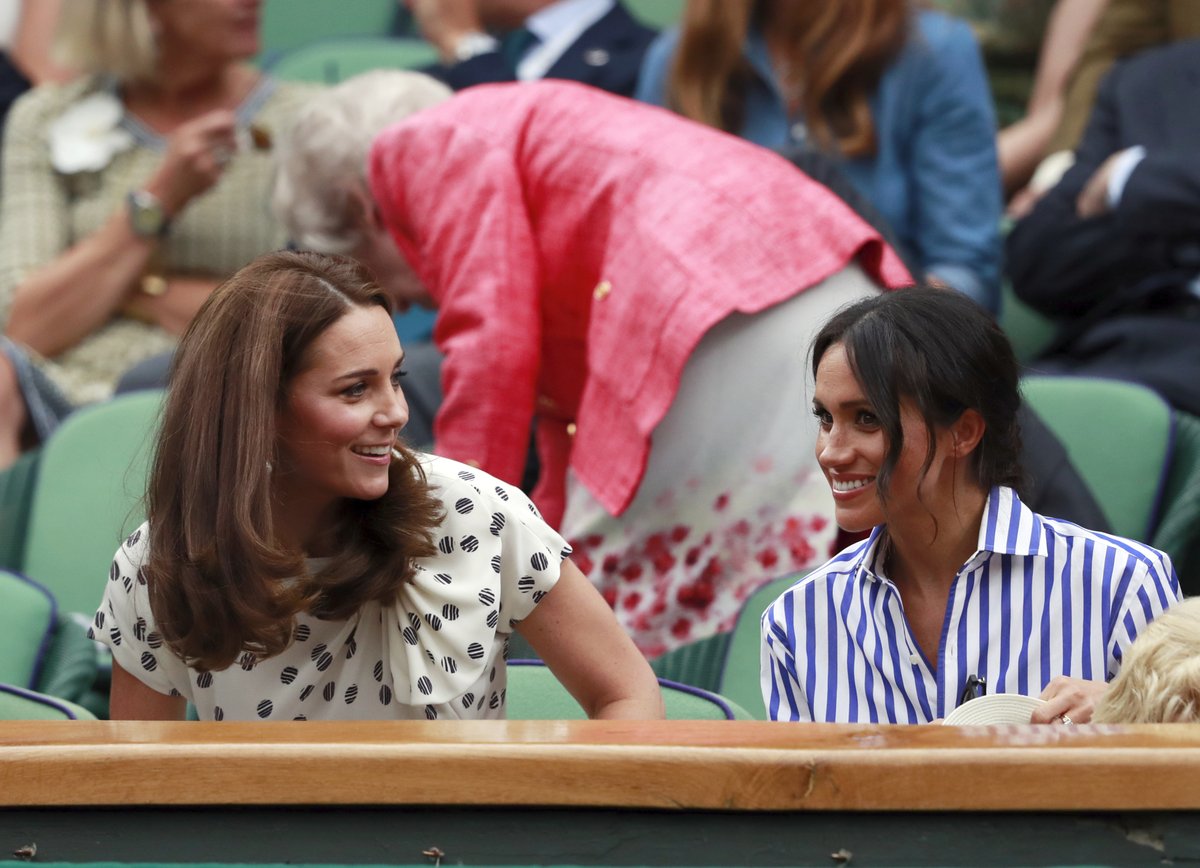 Meghan a Kate se na tenisovém zápase srdečně bavily.