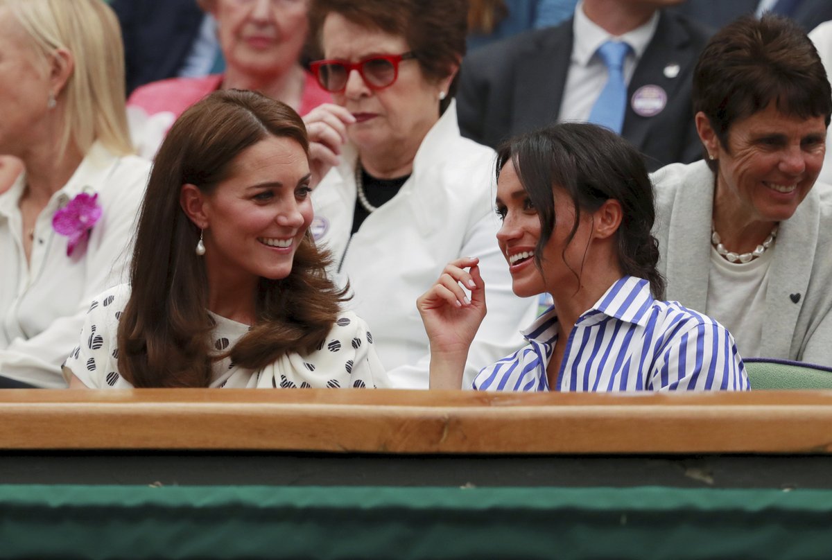 Meghan a Kate se na tenisovém zápase srdečně bavily.