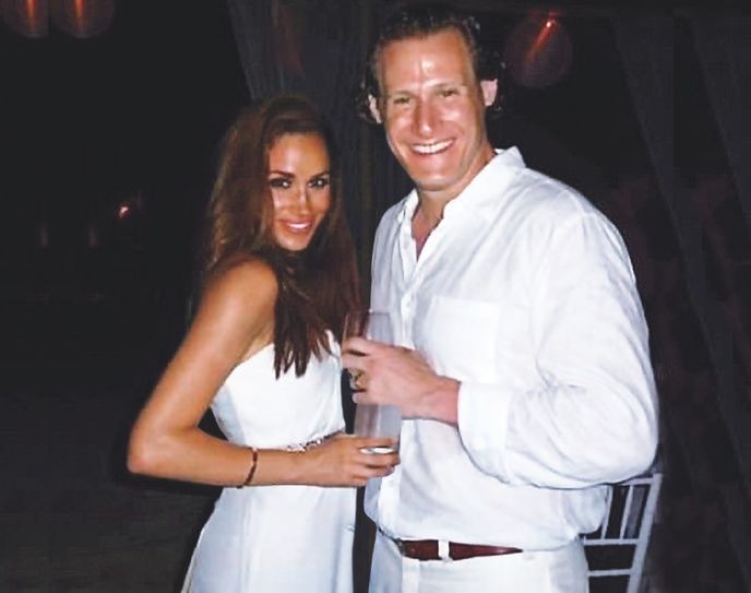 První svatba Meghan Markle proběhla na pláži a tomu odpovídali i outfity. Nevěsta oblékla vcelku obyčejné bílé šaty bez ramínek. První svatba Meghan Markle proběhla na pláži a tomu odpovídali i outfity. Nevěsta oblékla vcelku obyčejné bílé šaty bez ramínek.