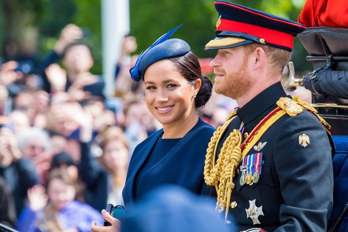 I když ještě byla poslušnou členkou královské rodiny, uměla Meghan najít nápadité skulinky v přísných pravidlech, kterými se oblékání britské šlechty řídí. I když ještě byla poslušnou členkou královské rodiny, uměla Meghan najít nápadité skulinky v přísných pravidlech, kterými se oblékání britské šlechty řídí.