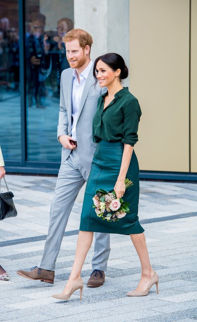 Takhle ji na oficiálních akcích vídáme nejčastěji. Nízký drdol, pouzdrová sukně a špetka nedbalé elegance, to je prostě celá Meghan. Takhle ji na oficiálních akcích vídáme nejčastěji. Nízký drdol, pouzdrová sukně a špetka nedbalé elegance, to je prostě celá Meghan.