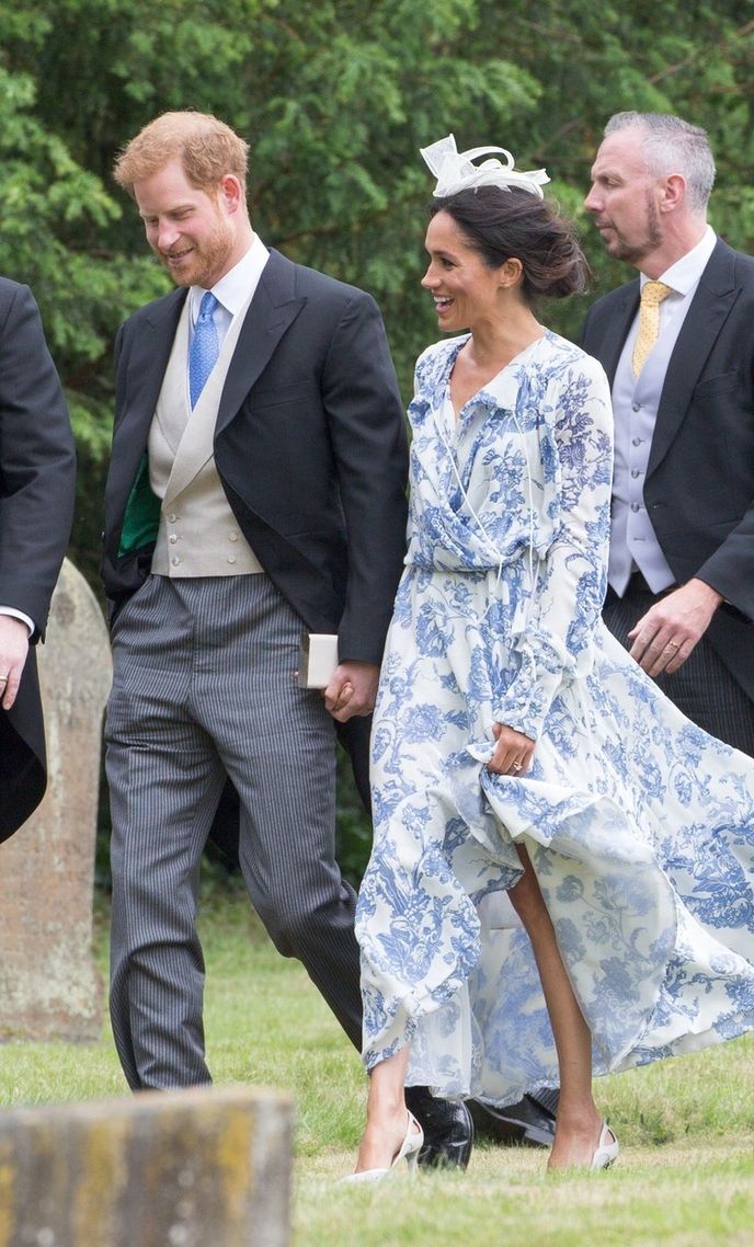 I mistr tesař... Na začátku vztahu s Harrym byla Meghan často kritizována za to, co nosí. Běžně to byly k příležitosti ne úplně vhodné oděvy, které jí mnohdy neseděly ani velikostně. I mistr tesař... Na začátku vztahu s Harrym byla Meghan často kritizována za to, co nosí. Běžně to byly k příležitosti ne úplně vhodné oděvy, které jí mnohdy neseděly ani velikostně.