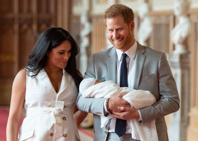 Šaty v podobném stylu si vévodkyně ze Sussexu vzala i na oficiální představení syna Archieho veřejnosti. Šaty v podobném stylu si vévodkyně ze Sussexu vzala i na oficiální představení syna Archieho veřejnosti.