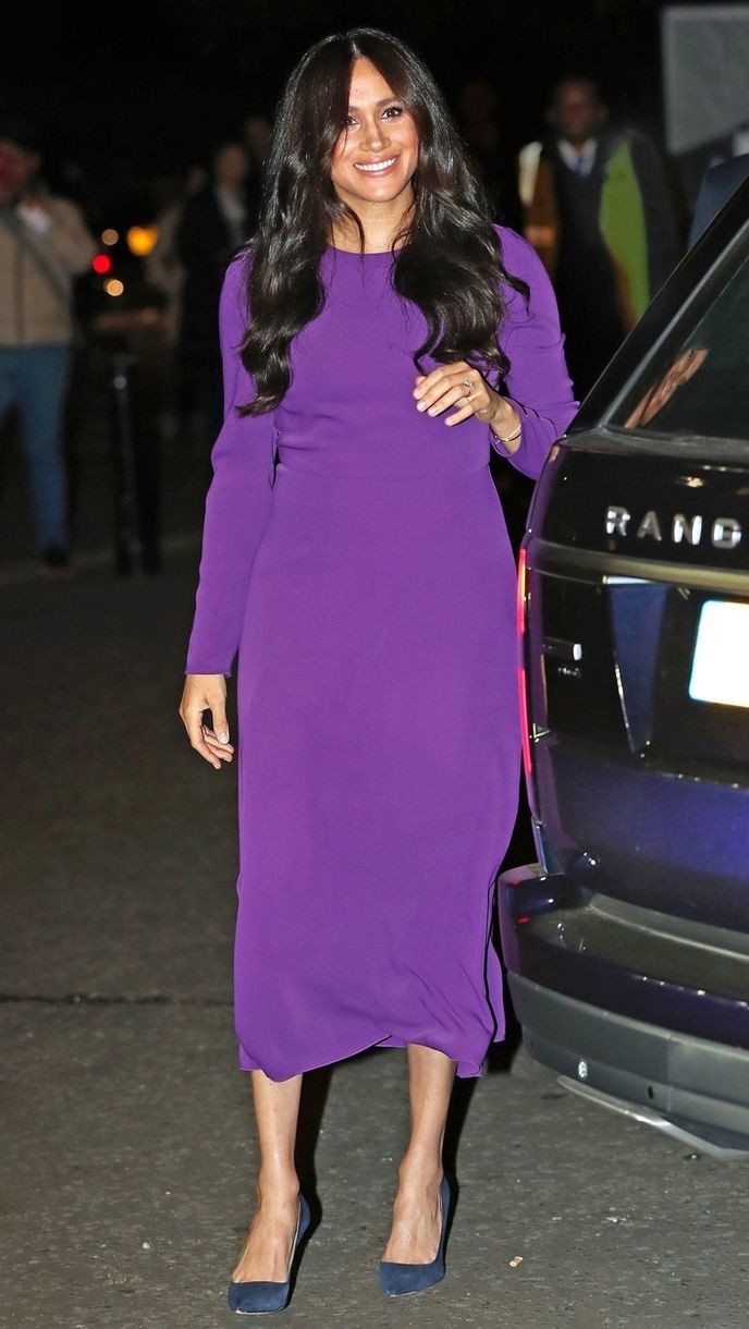 I Meghan občas udělá přešlap, outfity si totiž vybírá bez pomoci stylistky a to je sympatické. Tyto fialové šaty se ale prostě nepovedly. Vévodkyně v nich vypadá jako navlečená v pytli, dlouhý a neforemný střih jí přidává nejméně 10 let. I Meghan občas udělá přešlap, outfity si totiž vybírá bez pomoci stylistky a to je sympatické. Tyto fialové šaty se ale prostě nepovedly. Vévodkyně v nich vypadá jako navlečená v pytli, dlouhý a neforemný střih jí přidává nejméně 10 let.