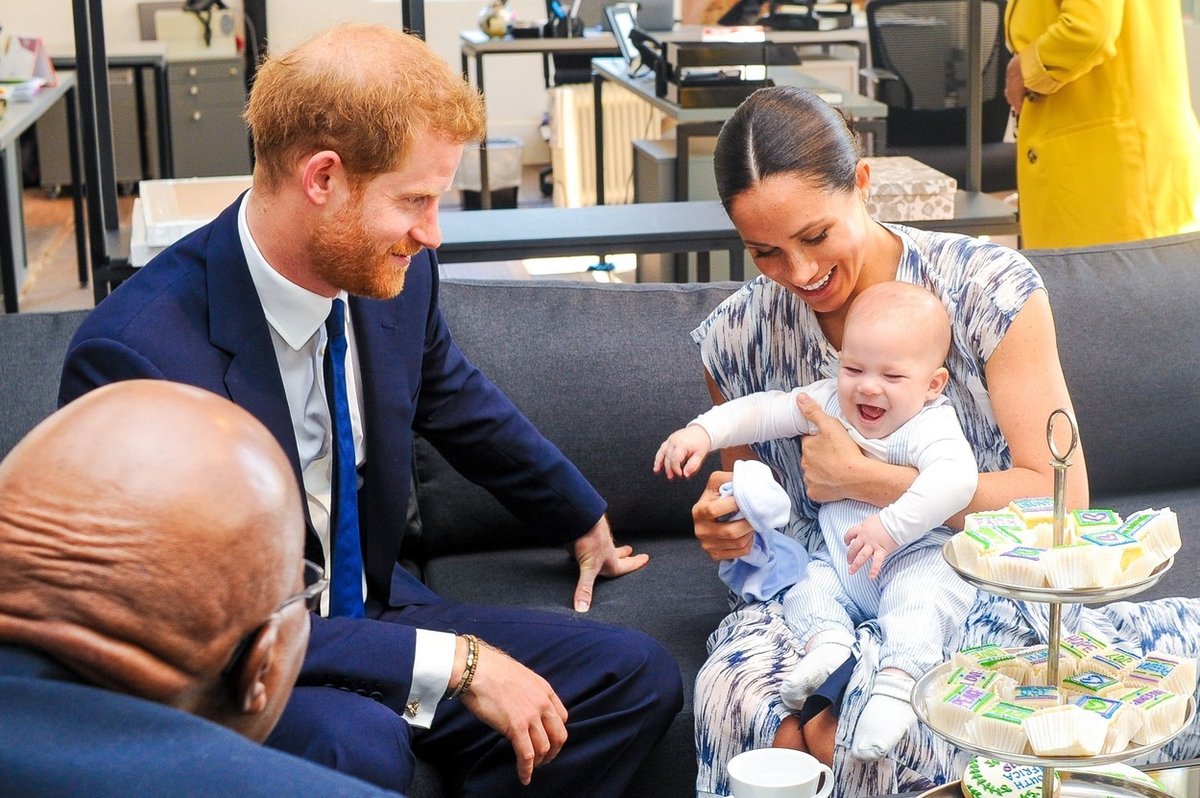 Máma na plný úvazek. Když na svět přišel Archie, Meghan se objevovala bez make-upu, ve volných šatech nebo obyčejném vycházkovém oblečení. Měla prostě úplně jiné starosti.