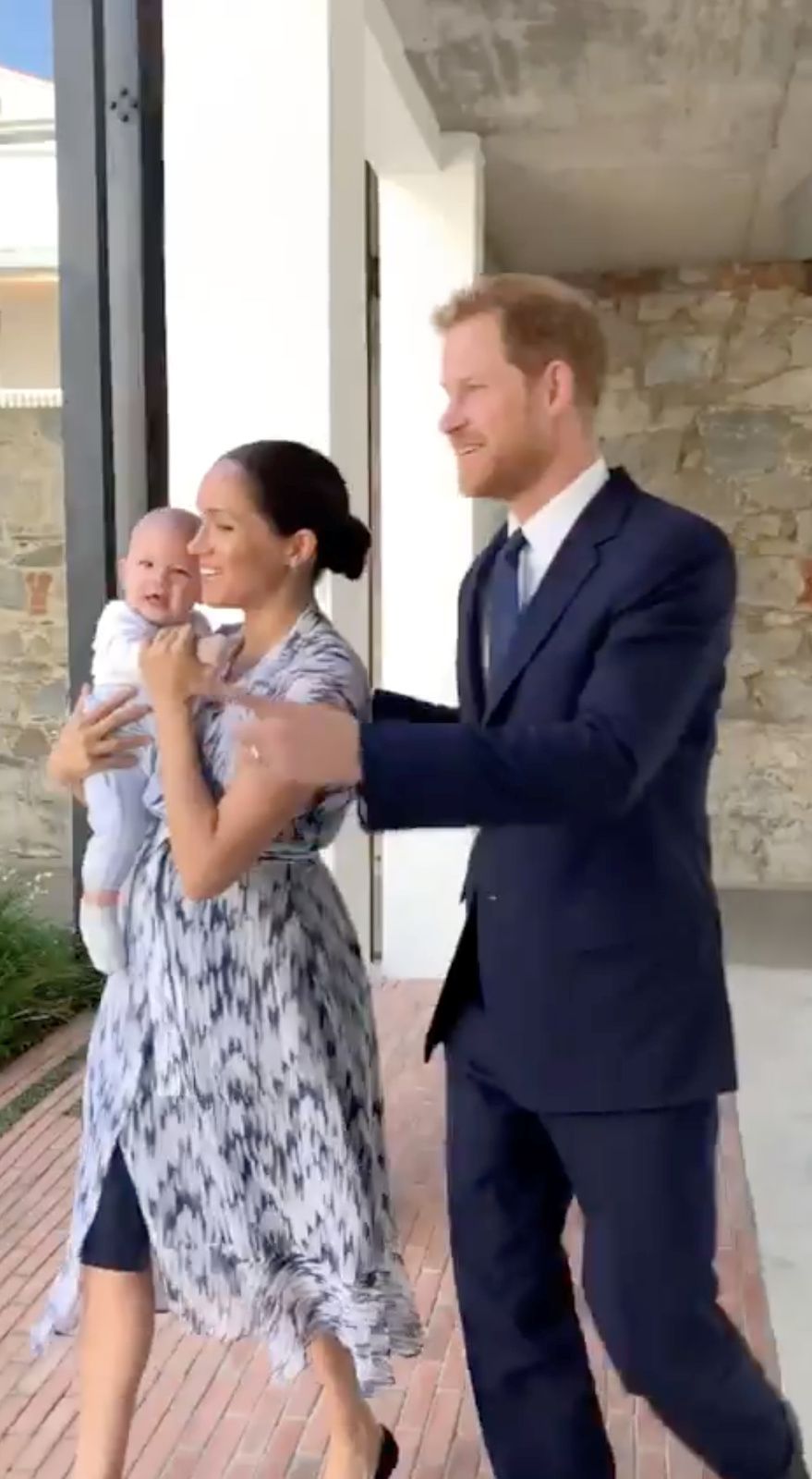 Meghan a Harry konečně s Archiem na veřejnosti.