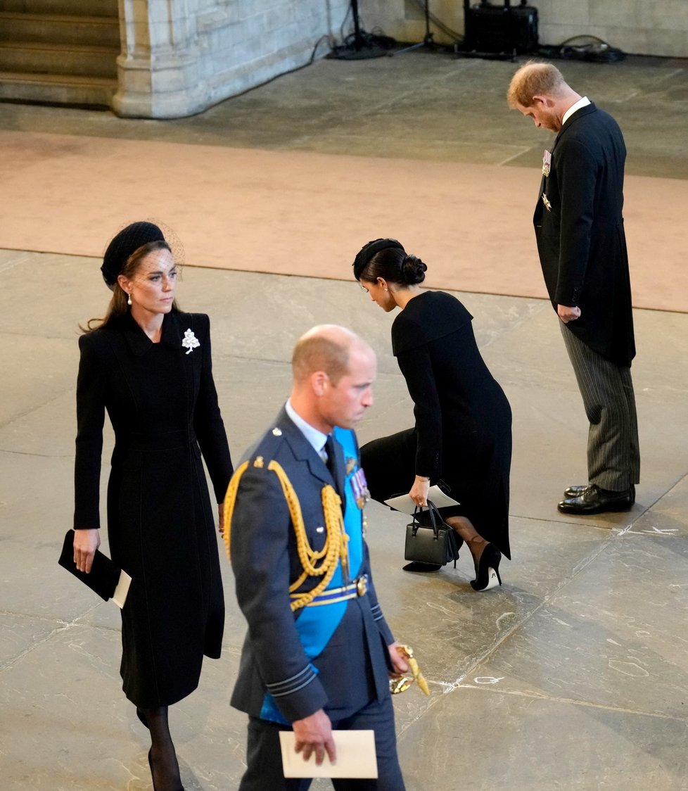 Meghan se královně hluboce poklonila.