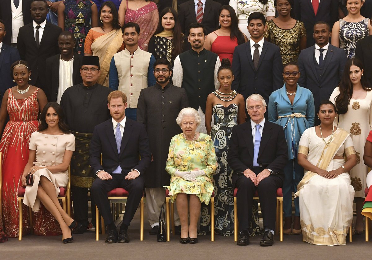Vévodkyně Meghan po boku královny Alžběty a svého muže Prince Harryho
