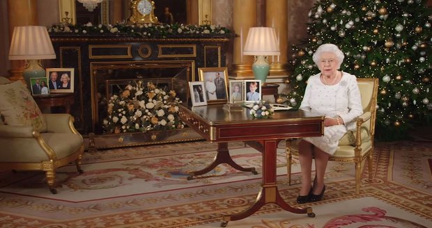 Královna se obklopila fotografiemi svých blízkých.