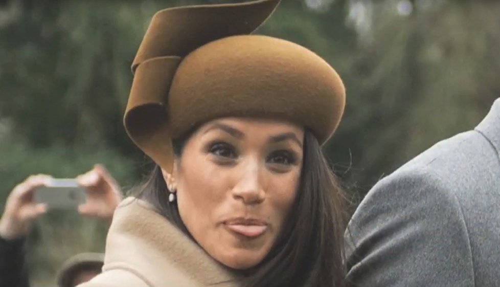 Meghan nervozitu skrývala úsměvy i dalšími výrazy...