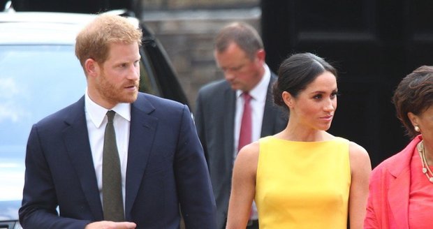 Meghan a Harry porušili protokol tím, že se drželi za ruce!