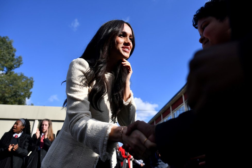 Meghan Markleová promlouvala ke studentům londýnské školy.