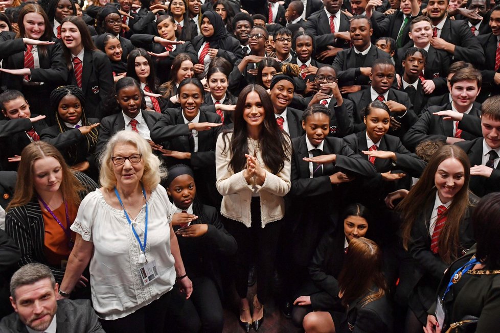 Meghan promlouvala k studentům londýnské školy.