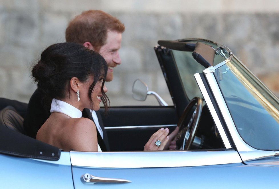 Meghan a Harry přijeli na večírek.