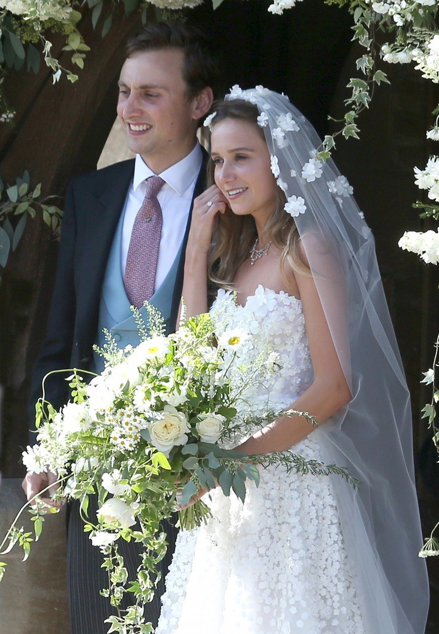 Charlie van Straubenzee and Daisy Jenks ve svůj svatební den.