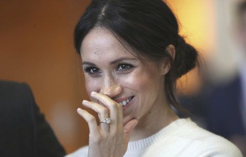 Žhavá zpráva z královské rodiny: Už se ví, kdo povede Meghan k oltáři!