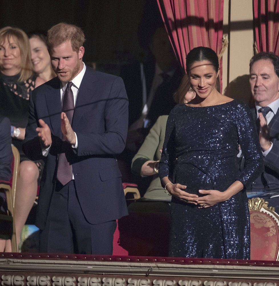 Vévodkyně Meghan Markle na show Cirque du Soleil v třpytivých šatech.