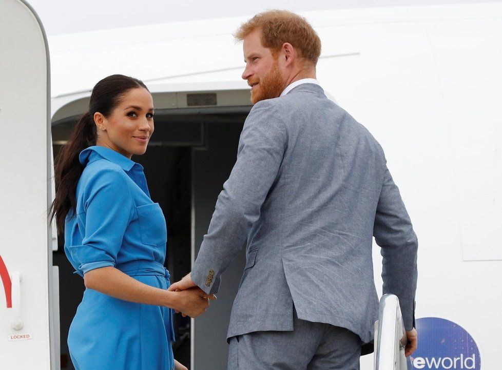 Meghan Markle a princ Harry nastupují do soukromého letadla.