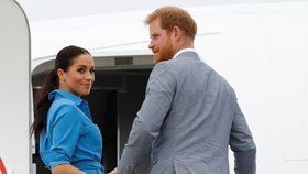 Meghan Markle a princ Harry nastupují do soukromého letadla.