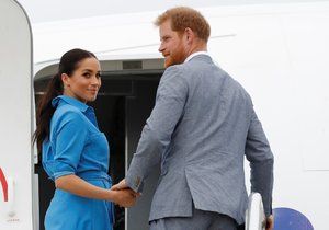 Meghan Markle a princ Harry nastupují do soukromého letadla.