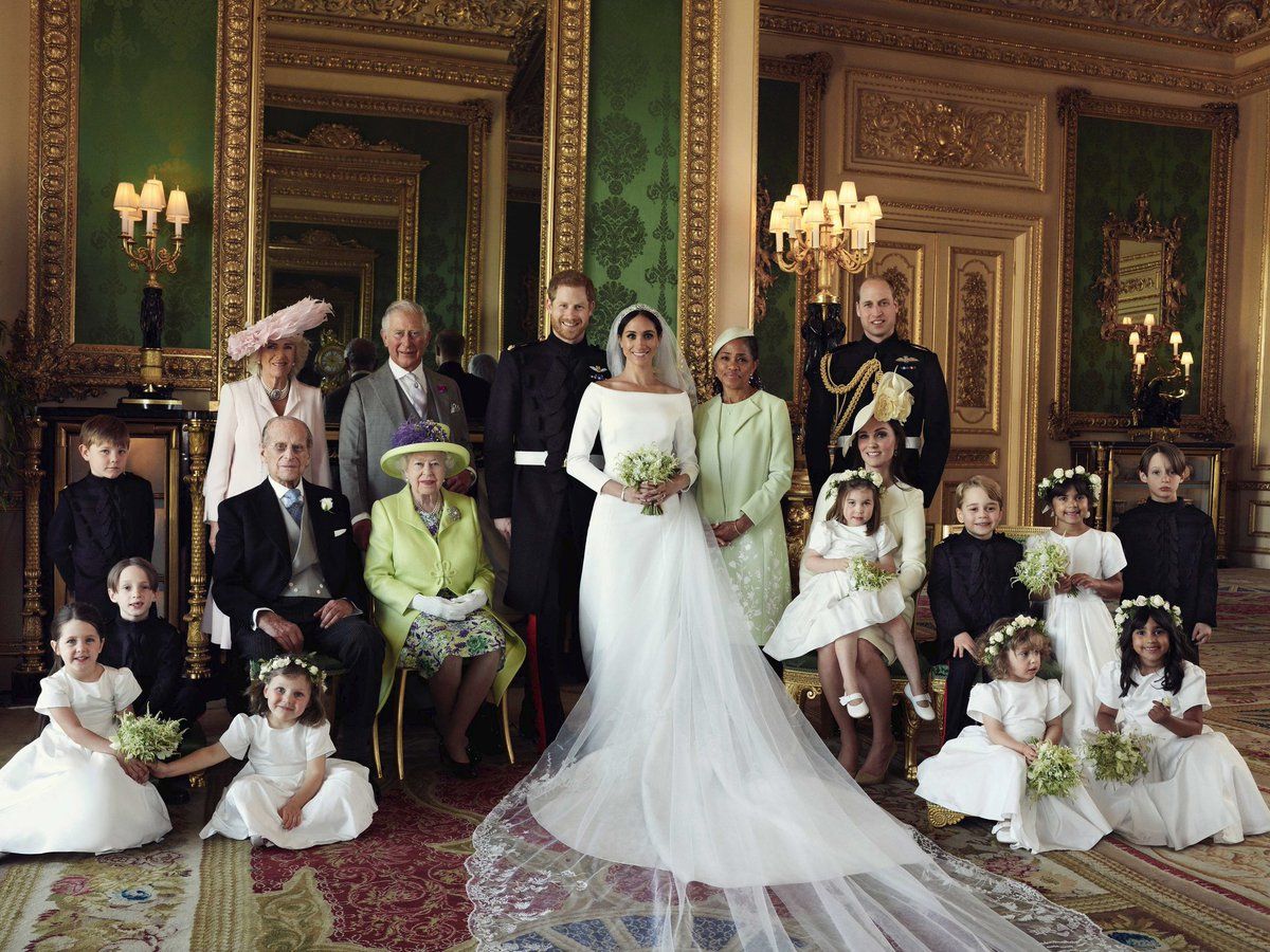 Přesně 51hodin po obřadu trvalo, než Kensingtonský palác vydal oficiální svatební portréty.