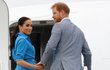 Meghan Markle a princ Harry nastupují do soukromého letadla