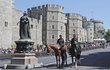 Už zítra se oči všech upnou na hrad Windsor. Včera zde probíhaly přípravy.