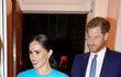 Meghan na udílení cen oslnila nejenom svými tyrkysovými šaty, ale i zářivým úsměvem