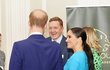 Meghan na udílení cen oslnila nejenom svými tyrkysovými šaty, ale i zářivým úsměvem