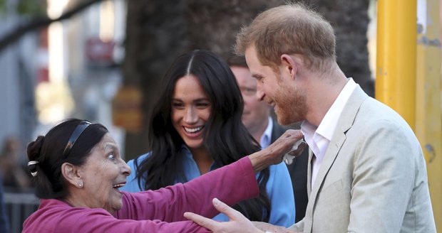 Meghan a princ Harry se v JAR rozhodně nechovají jako členové královské rodiny...