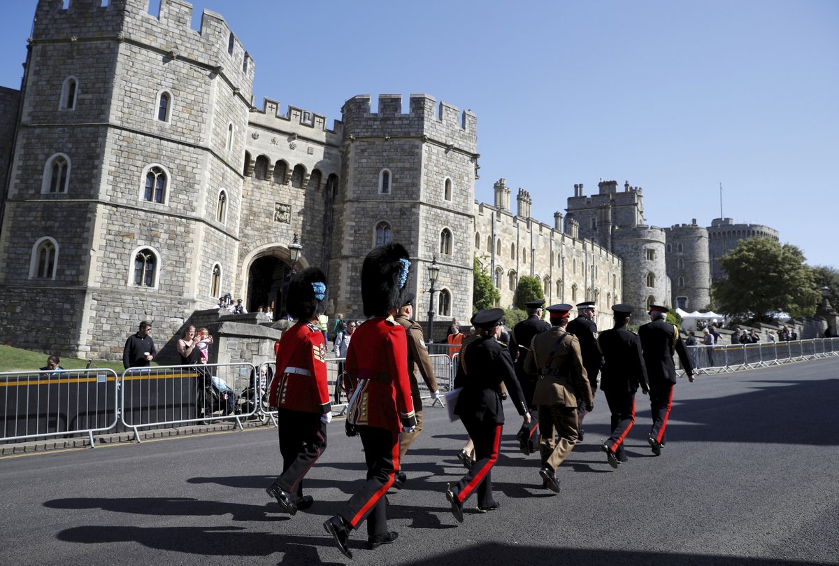 Už zítra se oči všech upnou na hrad Windsor. Včera zde probíhaly přípravy.