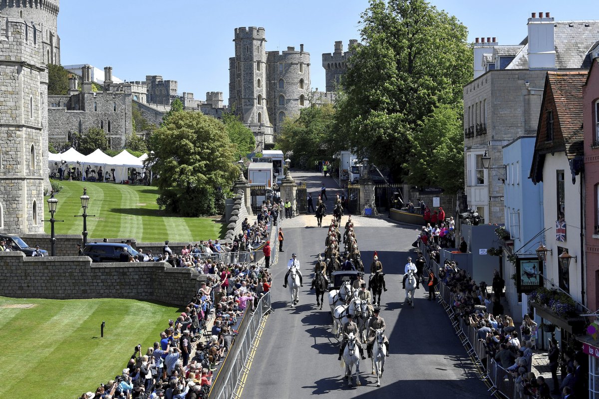 Pohádková svatba prince Harryho a Meghan Markle stále vyvolává několik otázek.