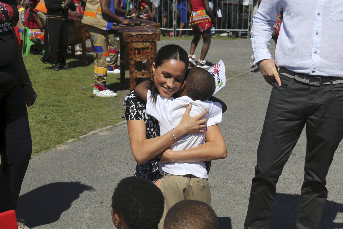 Meghan a princ Harry se v JAR rozhodně nechovají jako členové královské rodiny...