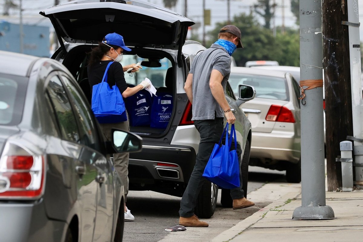 Meghan Markle a princ Harry rozdávají v Los Angeles jídlo potřebným