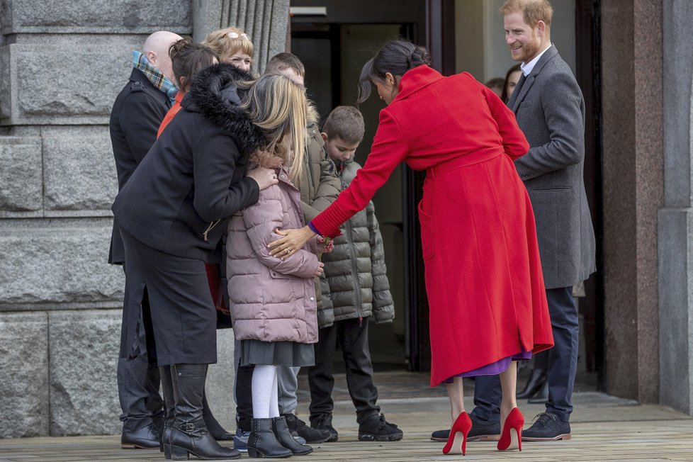 Těhotná Meghan Markleová s princem Harrym navštívili anglické metropolitní hrabství Merseyside.