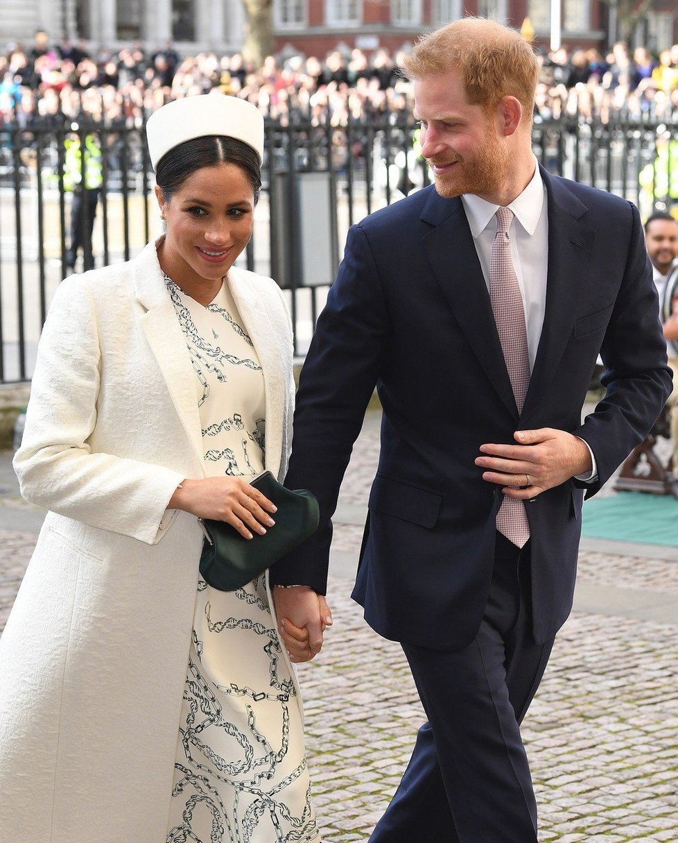 Meghan Markleová a princ Harry přicházejí do Westminsteru.