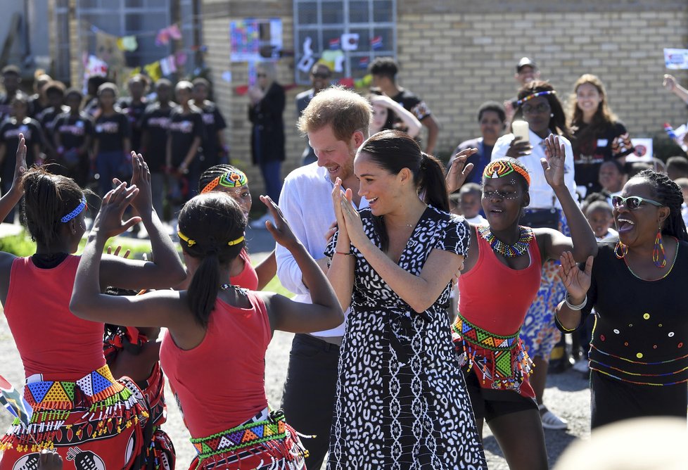 Meghan a princ Harry se v JAR rozhodně nechovají jako členové královské rodiny...