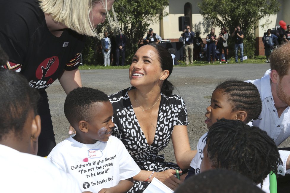 Meghan a princ Harry se v JAR rozhodně nechovají jako členové královské rodiny...