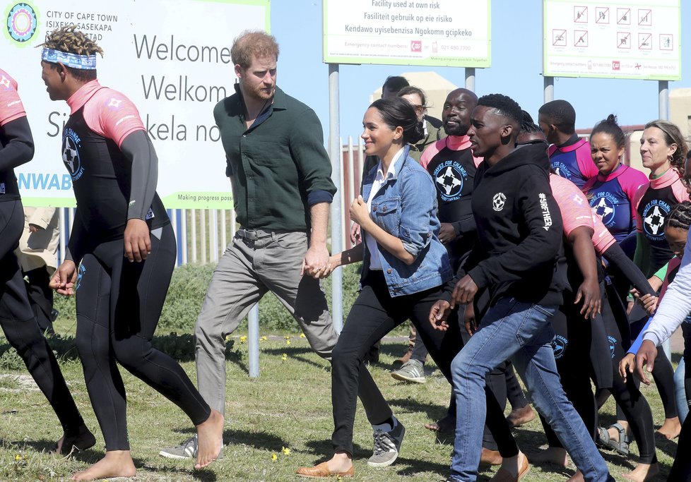 Meghan a princ Harry se v JAR rozhodně nechovají jako členové královské rodiny...