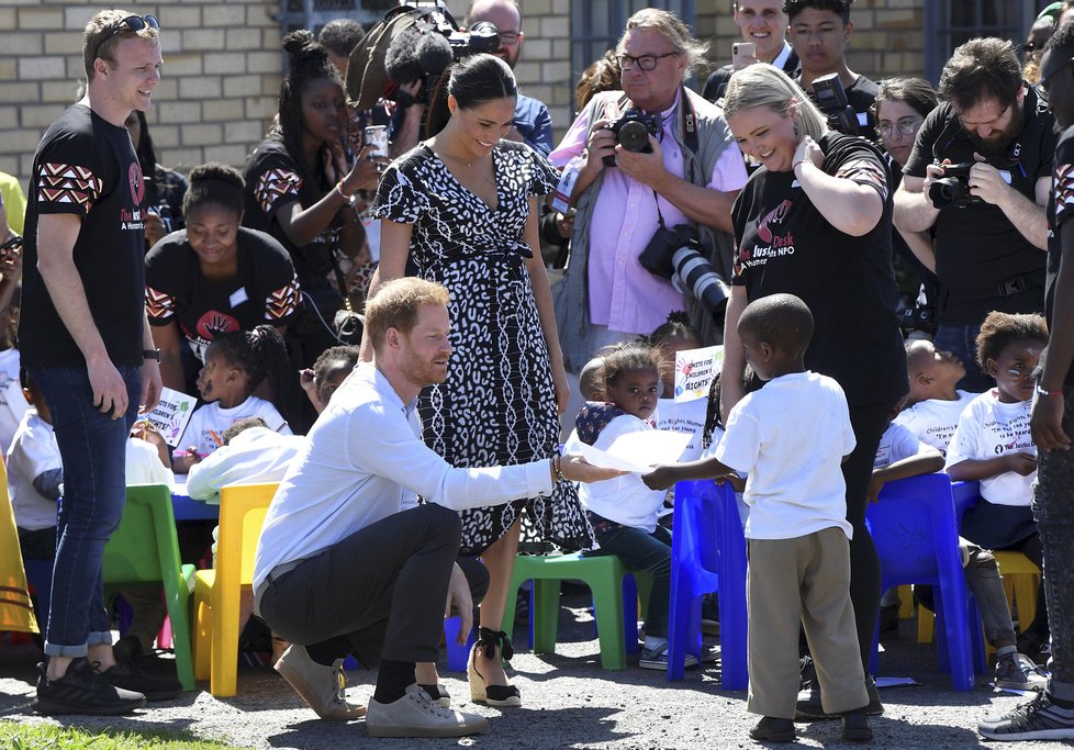 Meghan a princ Harry se v JAR rozhodně nechovají jako členové královské rodiny...