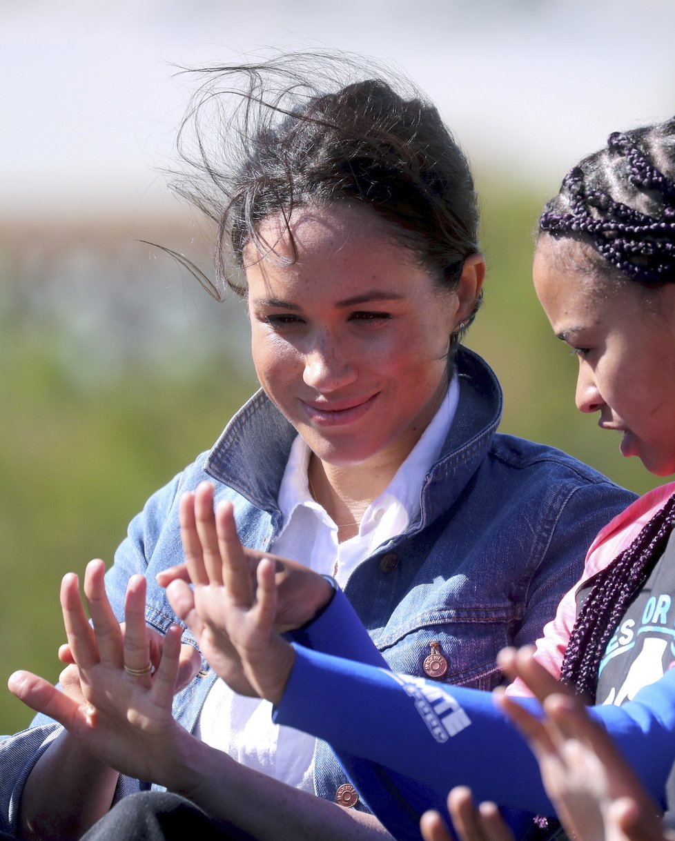 Meghan a princ Harry se v JAR rozhodně nechovají jako členové královské rodiny...