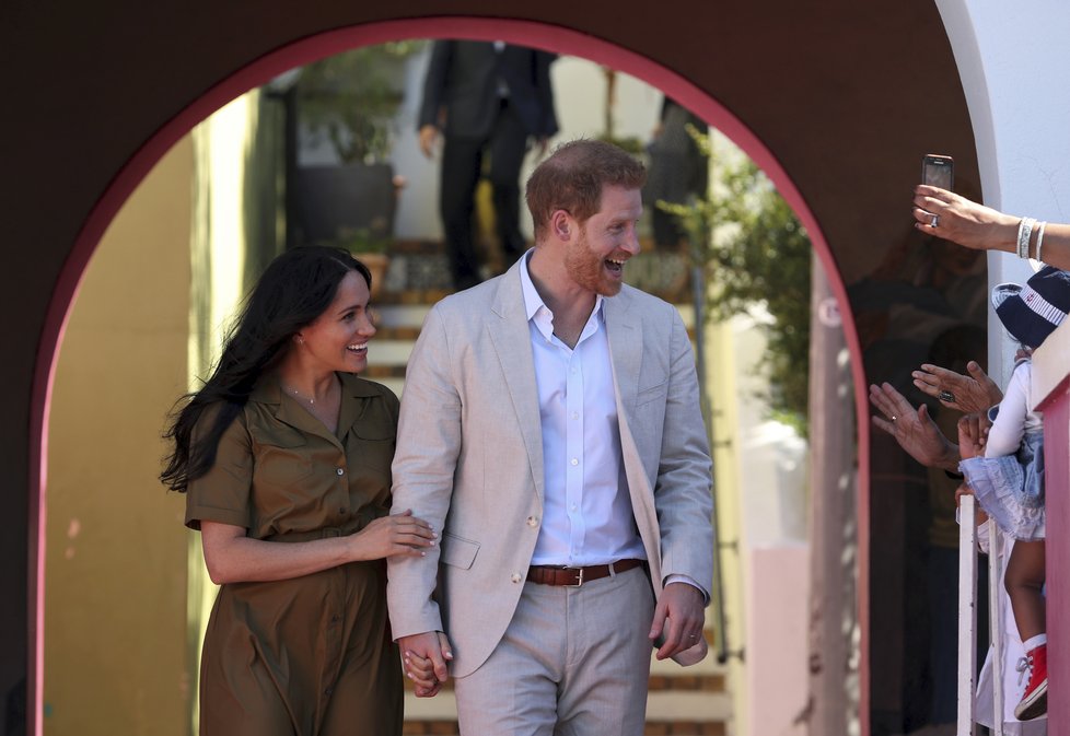 Meghan a princ Harry se v JAR rozhodně nechovají jako členové královské rodiny...