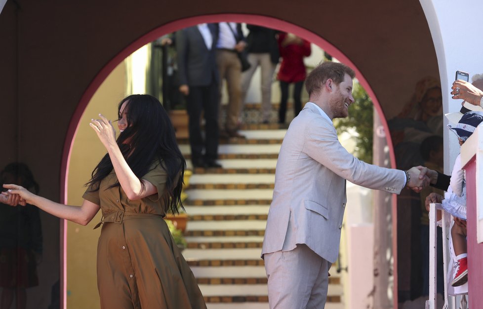 Meghan a princ Harry se v JAR rozhodně nechovají jako členové královské rodiny...