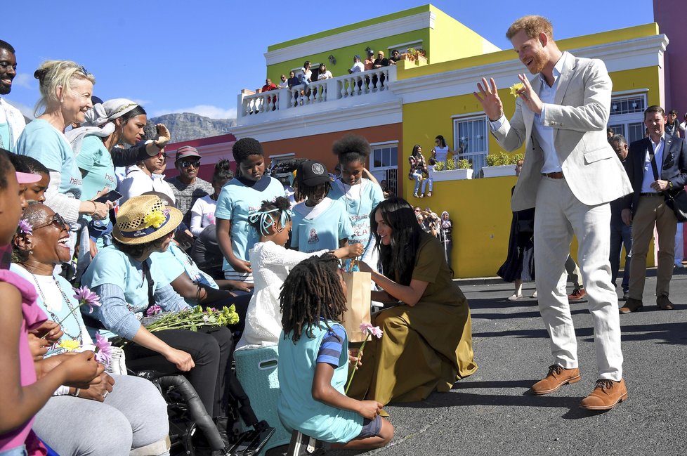 Meghan a princ Harry se v JAR rozhodně nechovají jako členové královské rodiny...