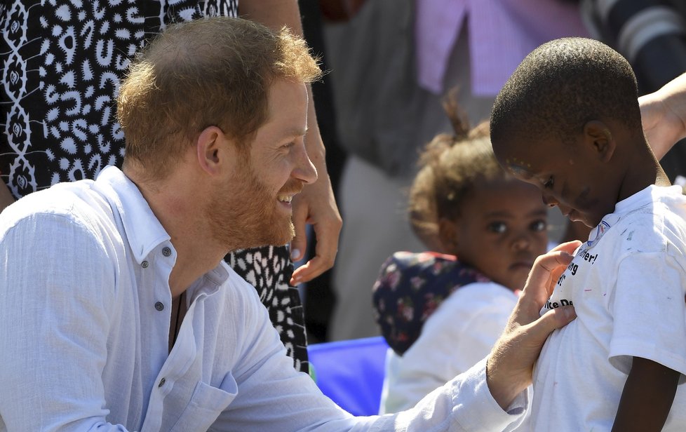 Meghan a princ Harry se v JAR rozhodně nechovají jako členové královské rodiny...