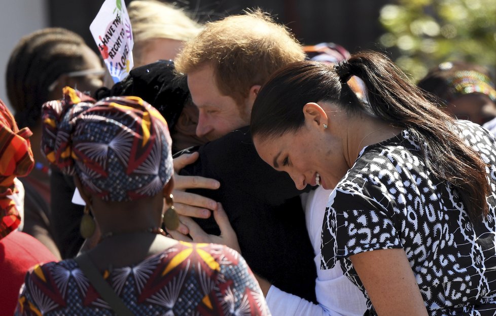 Meghan a princ Harry se v JAR rozhodně nechovají jako členové královské rodiny...