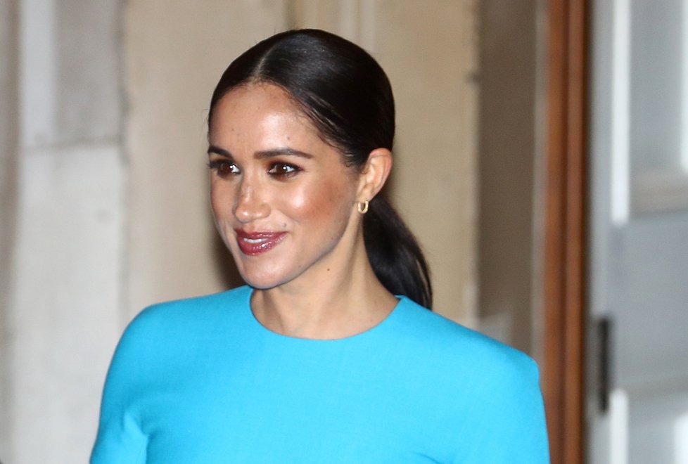 Meghan ukázala zlaté náušnice