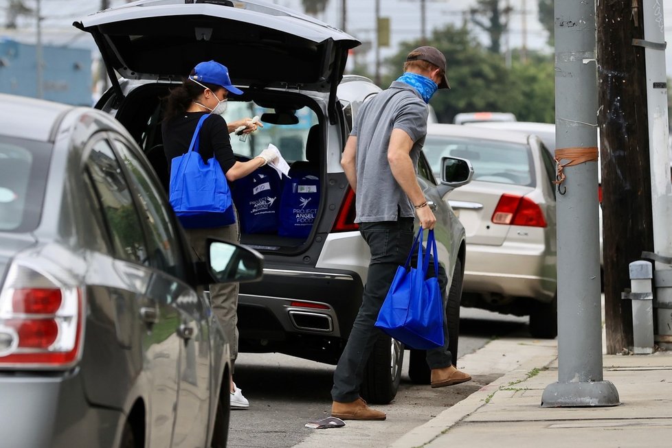 Meghan a princ Harry rozdávají v Los Angeles jídlo potřebným.